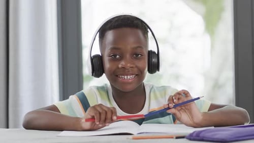 Afroamerikanischer Junge studiert zu Hause