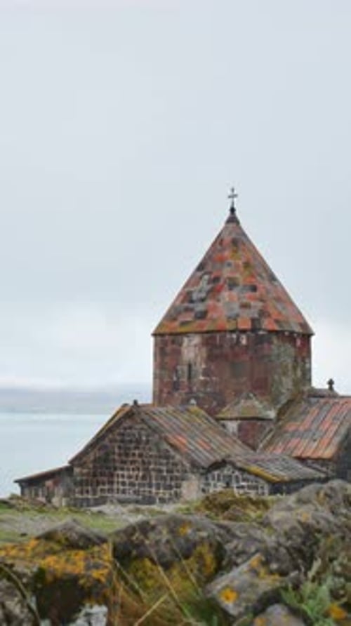 Vertikaler Zeitraffer-Kloster Sevanavank an bewölktem Tag