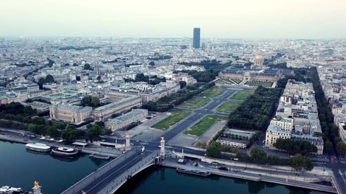 Visite aérienne de la porte nord de la cathédrale de l'Esplanade des Invalides (musée des armées), Paris, France, feat.