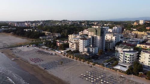 Edifícios de apartamentos de férias à beira-mar de Shkallnur, na Albânia. retração aérea