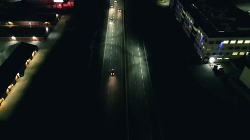 Blick von oben auf eine schwach beleuchtete mehrspurige Autobahn in Dartmouth, Kanada