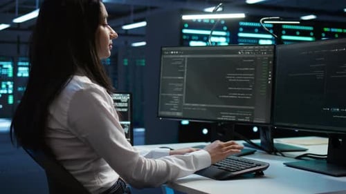 El desarrollador de software monitorea los riesgos de ciberseguridad en la sala de servidores mediante una estación de trabajo informática