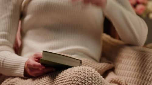 Frau blättert deutschsprachige Buchseiten durch Lesen und Lernen und blättert in alten Lehrbüchern