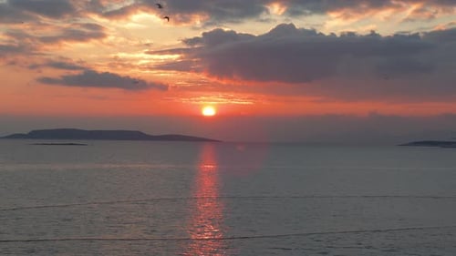 Enthüllung eines Fischerbootes bei einem farbenfrohen Sonnenuntergang mit fliegenden Möwen