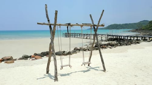Schaukeln an einem paradiesischen Strand