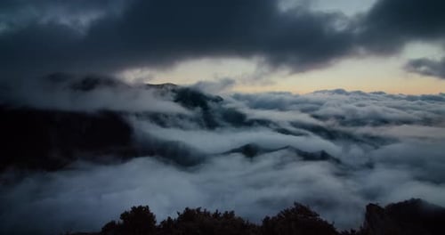 Vue panoramique : magnifique paysage nuageux au-dessus de la vallée de montagne au lever du soleil