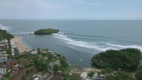 Vista aérea de la playa de Indonesia. Playa tropical de arenas blancas y olas marinas. Playa de Sadranan, Indo