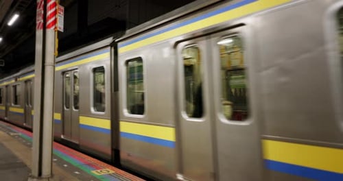 Zug-, Zug- und Bahnsteige oder öffentliche Verkehrsmittel in Japan für Pendeln, Reisen oder zur Sicherheit