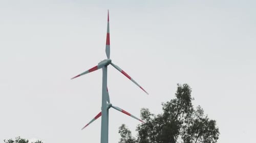 Der Generator einer Windkraftanlage dreht sich in den Bergen