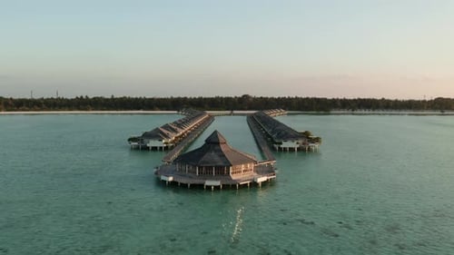 Imagens de drone de bangalôs nas Maldivas