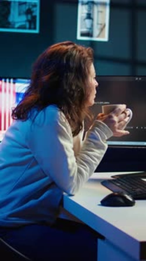 Vertikales Video: IT-Administrator genießt heiße Getränke und erhöht gleichzeitig die Datensicherheit