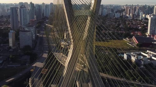 Vista aérea da ponte Estaiada, rio Pinheiros e os edifícios ao fundo, São Paulo, Brasil