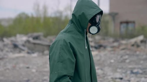 Industrielle Strahlung, Umweltverschmutzung. Mann im Gasschutzanzug.