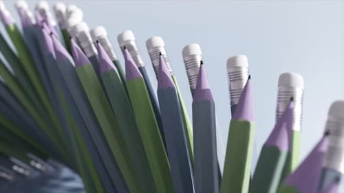 Concepto abstracto Los lápices de colores están en una fila, movimiento transportador, la papelería de oficina está organizada