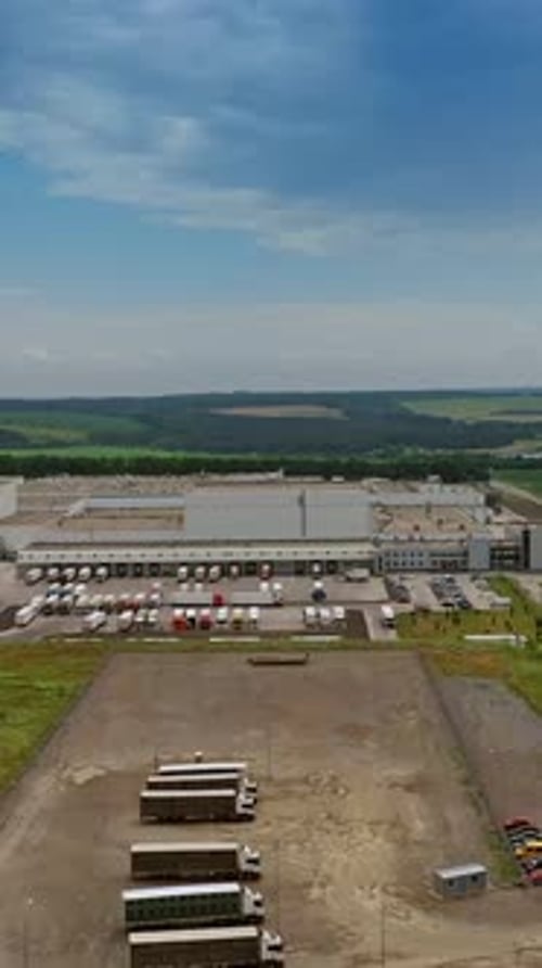Granja avícola industrial. Vista aérea sobre una gran granja agrícola. Vídeo vertical