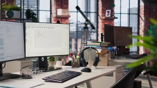 Programmierplattform auf PC-Bildschirmen im leeren Silicon Valley Startup Office