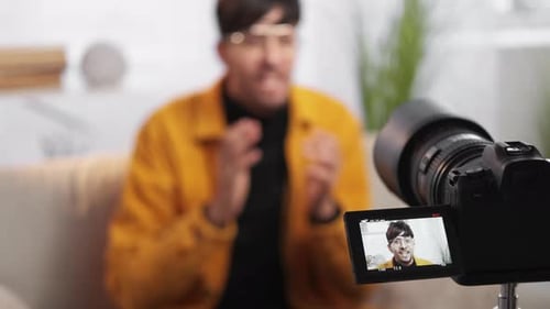 Videointerview Online-Expert Man Vlog vor der Kamera