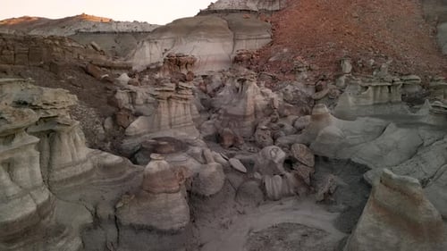Bisti De-Na-Zin Wilderness - Los hoodoos Canyon Crumble giran hacia arriba