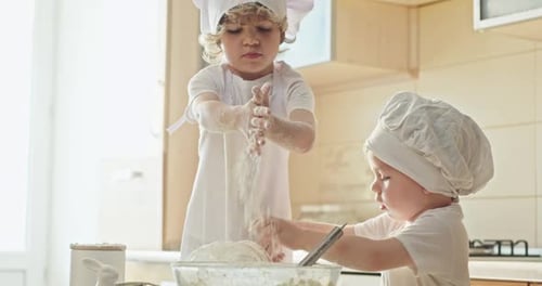 Kleine Bäcker in der Küche Junge Jungs bereiten Teig zu