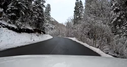 POV Laps de temps d'une conduite sur une route de montagne enneigée de l'Utah en hiver