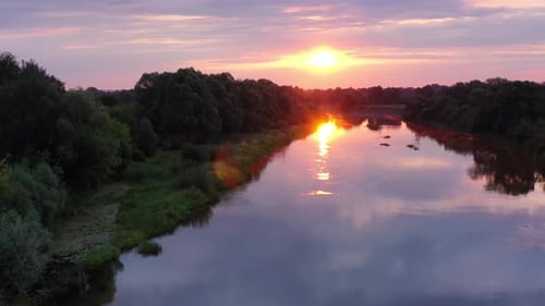 Belo vídeo de vista aérea de um drone da natureza ucraniana - rio Seim.