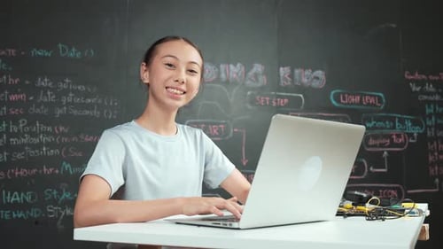 Akademisches Highschool-Mädchen, das mit einem Laptop Code arbeitet und schreibt. Erbauung
