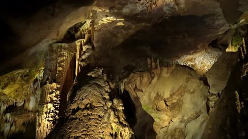À l'intérieur de la grotte de Kumistavi, connue sous le nom de grotte de Prométhée,