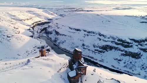 Vista aérea invernal del paisaje histórico de la iglesia y Snowy Canyon