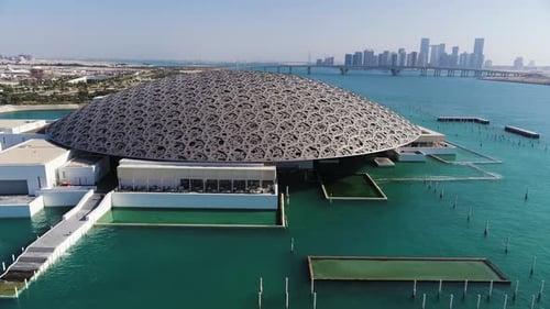 Vista aérea do Louvre, um museu de arte em Abu Dhabi.