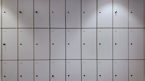 Mur de casiers de bureau numérotés montrant les clés et les trous de serrure