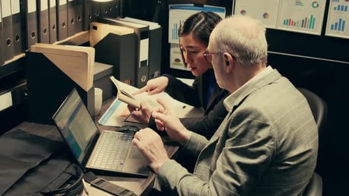 Des détectives reconstituent des scènes de crime sur la base de preuves d'archives