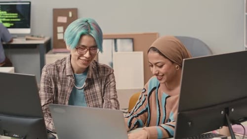 Couple de spécialistes informatiques travaillant au bureau