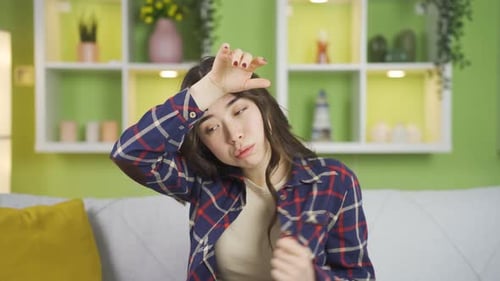 Une jeune femme asiatique asphyxiée par la chaleur estivale rétrécit.