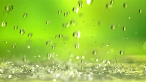 Water Droplets Fall with Splashes