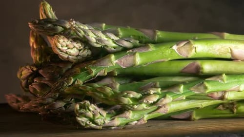 Spargel auf Holz, Nahaufnahme