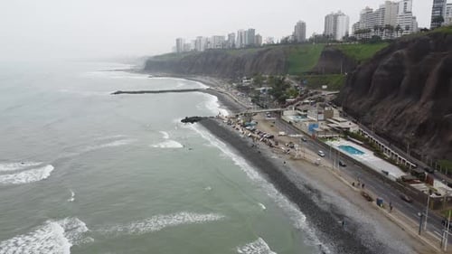 Surfistas en la playa de Lima.
Perú