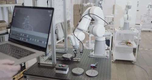 Ingenieur programmiert Roboterarm