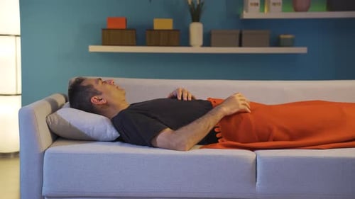 L'homme qui s'est réveillé en faisant des cauchemars dans son sommeil.