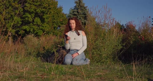 Jeune femme enterre son téléphone dans un champ pour retrouver la vraie vie