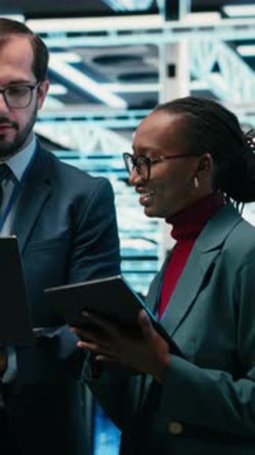 Ingenieurteam für vertikale Videorechenzentren, das AR-Technologie nutzt, arbeitet zusammen