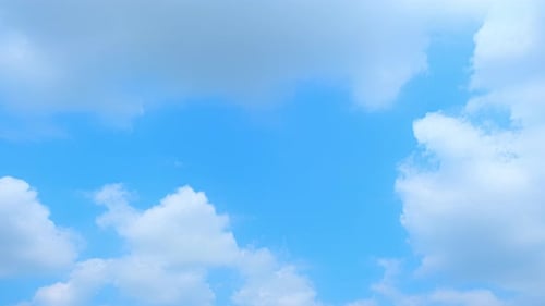 4K: Zeitraffer des blauen Himmels mit weißen Wolken, Zeitrafferaufnahmen.