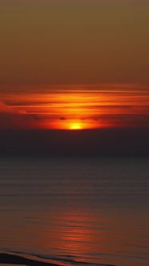 Coucher de soleil aérien sur la mer Baltique au large de la côte lettone au crépuscule