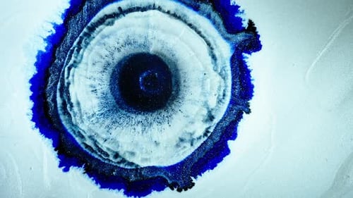 Un tourbillon abstrait de substances se mélangeant, un mouvement circulaire fascinant et des couleurs éclatantes