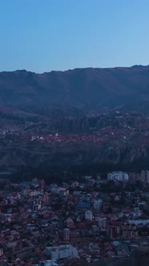 Vidéo verticale de la ville de La Paz au crépuscule du matin en Bolivie