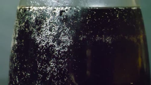 Las burbujas de coca cola se acercan