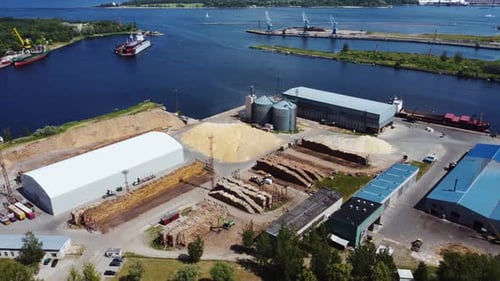 Luftbild der Holzproduktion und des Exports
