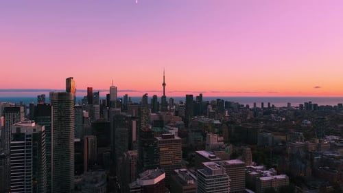 Spektakulärer purpurrosafarbener Panoramablick auf die modernen Wolkenkratzer der Innenstadt am Abend, CN Tower