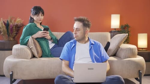 Una pareja enfadada.