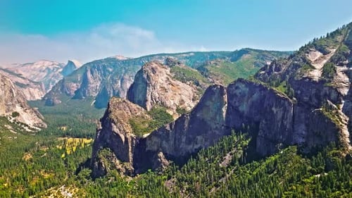 Wald auf felsigem Berg im Yosemite-Nationalpark bei sonnigem Herbsttag