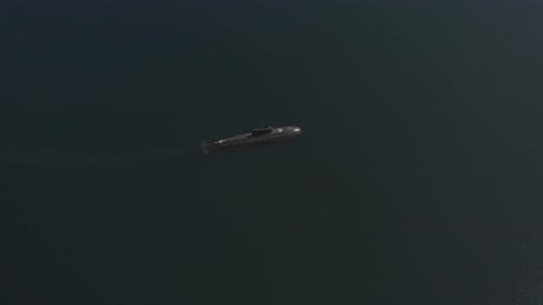 Luftaufnahme eines U-Bootes, das in Wladiwostok segelt, Russland.